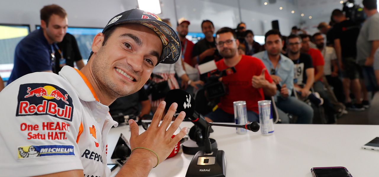 Dani poedrsa saludando en una rueda de prensa