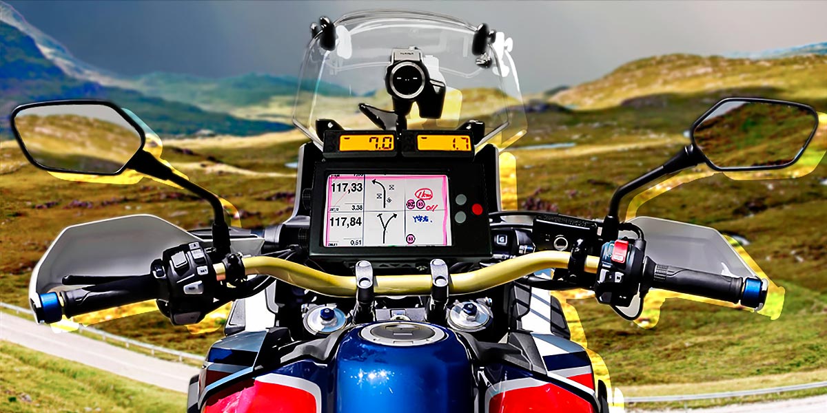 Vista de una Africa Twin en primera persona en una montaña con un Roadbook que muestra indicaciones de ruta