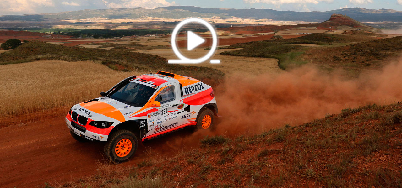 Coche de Rally Repsol corriendo por secano