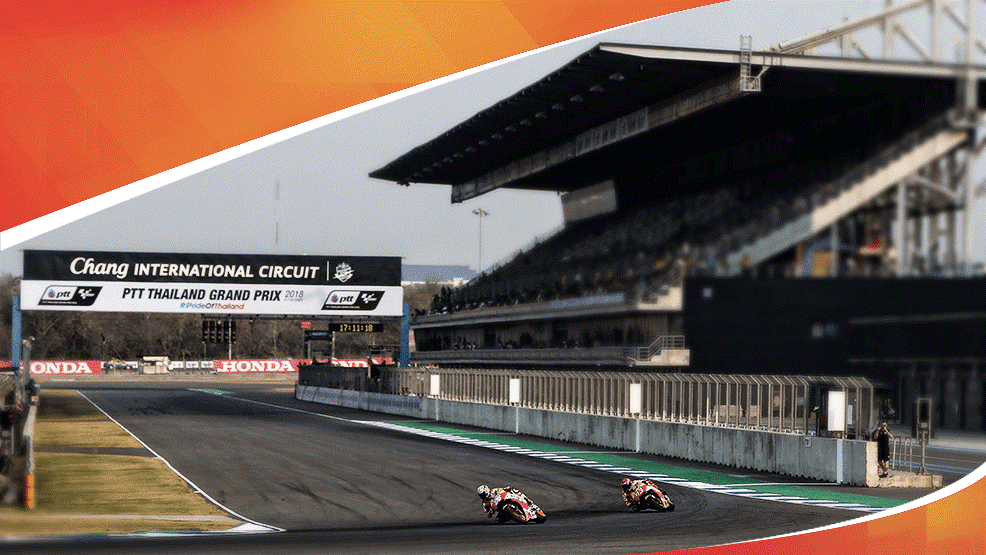 Marc y Dani en el circuito de Tailandia con el letrero al fondo