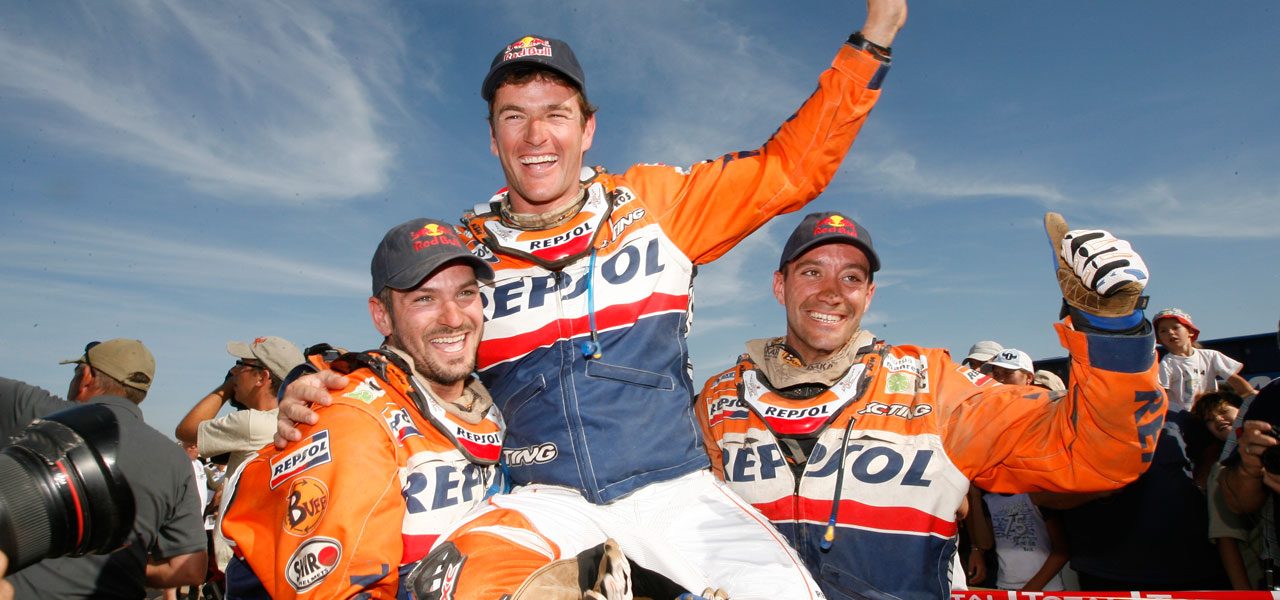 Marc Coma llevado a hombros