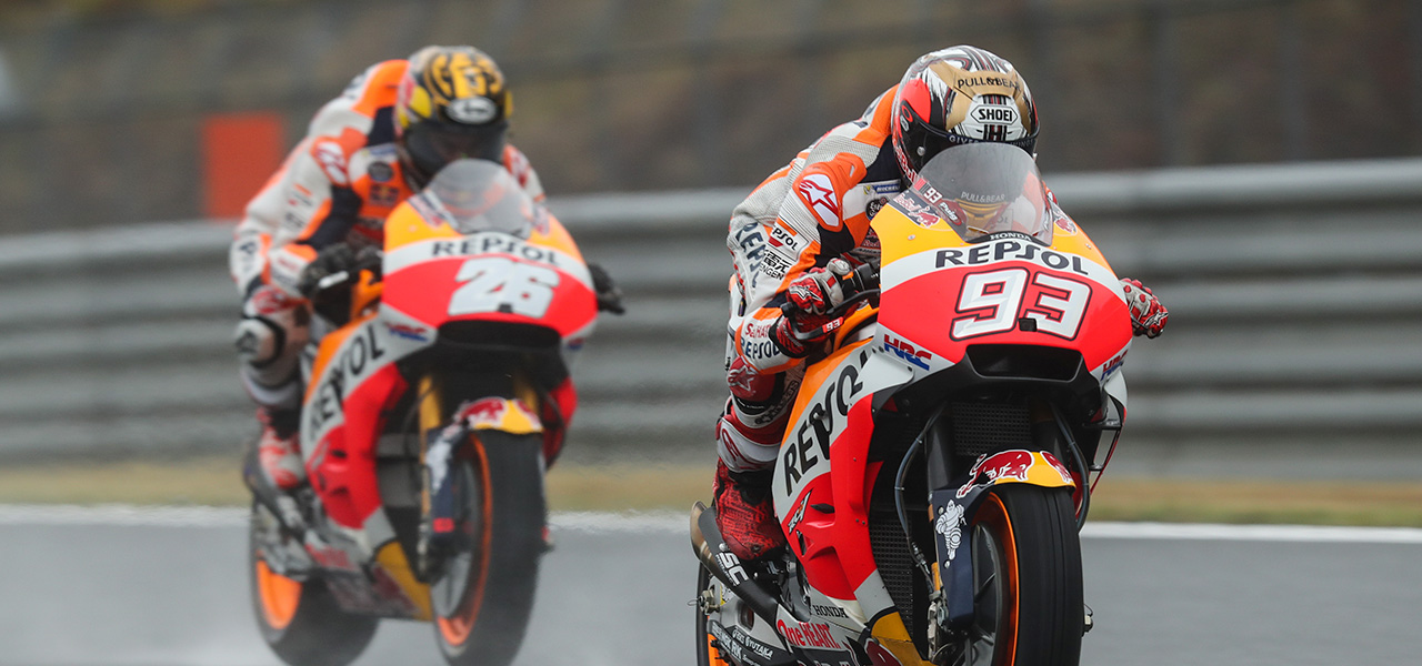 Marc Márquez y Dani Pedrosa rodando con lluvia intensa