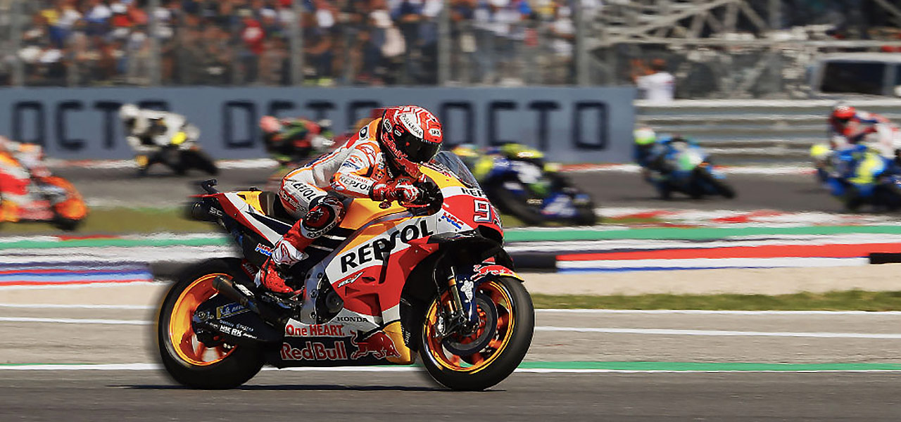 Marc Márquez defiende a gran velocidad la cabeza de carrera en un Gran Premio de MotoGP