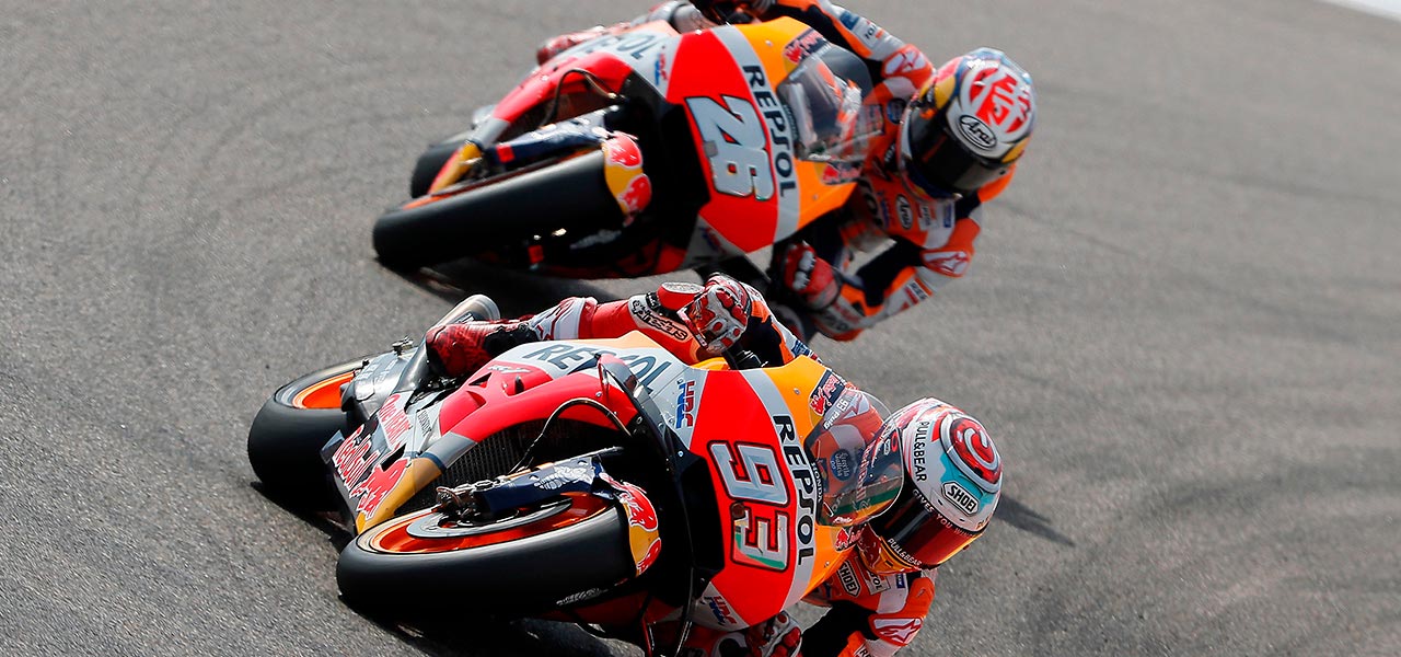 Marc Márquez y Dani Pedrosa tomando una curva en circuito