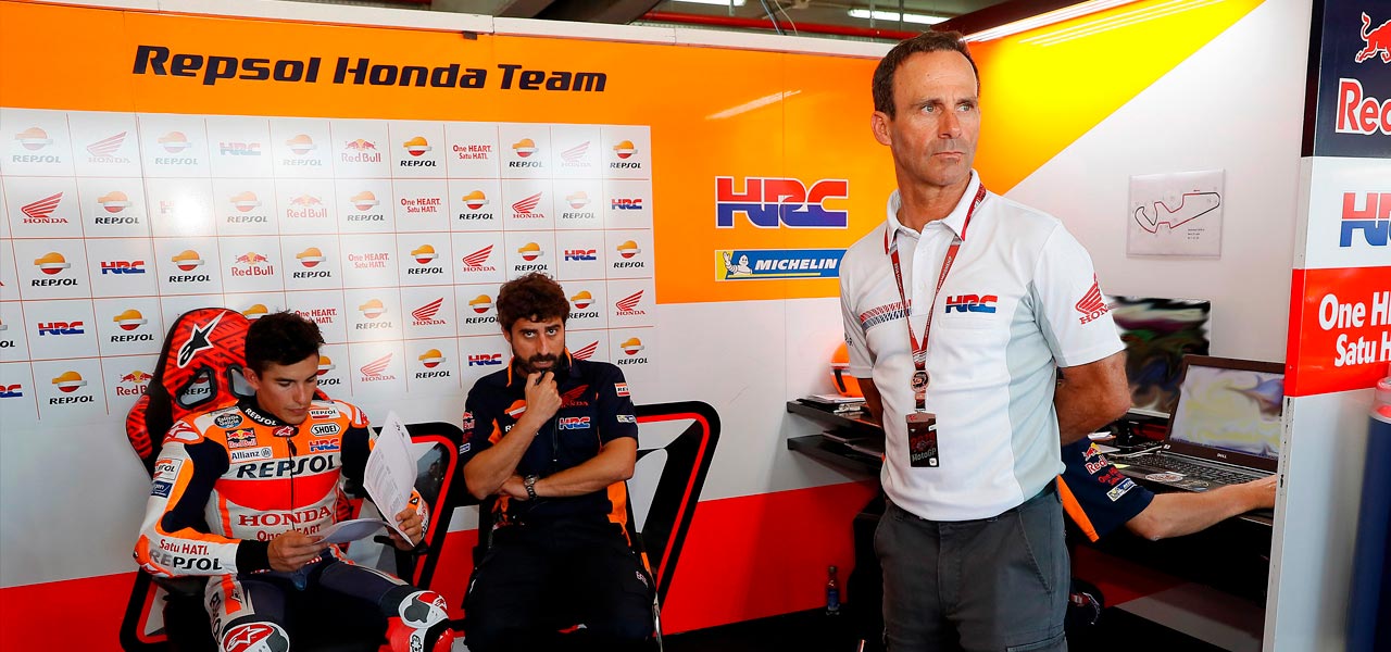 Alberto Puig en el Box con Marc Márquez y Santi Hernández