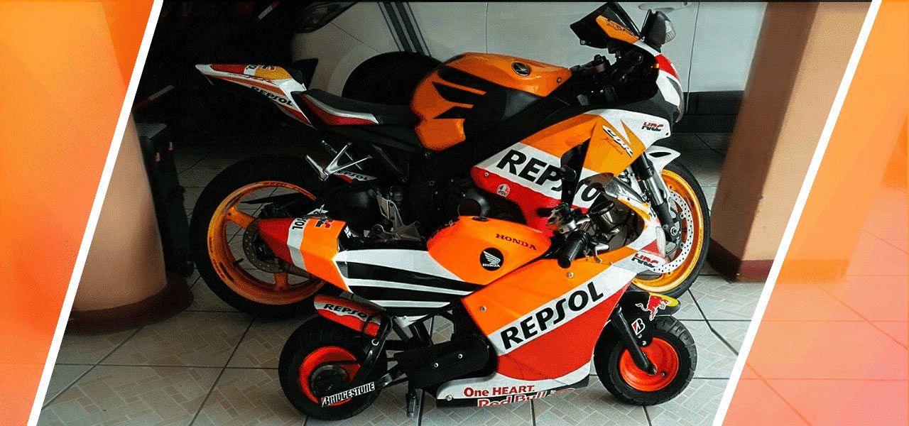 Pocket Bike personalizada como una CBR 1000 RR en primer plano mientras en segundo plano hay una Fireblade Repsol Honda auténtica