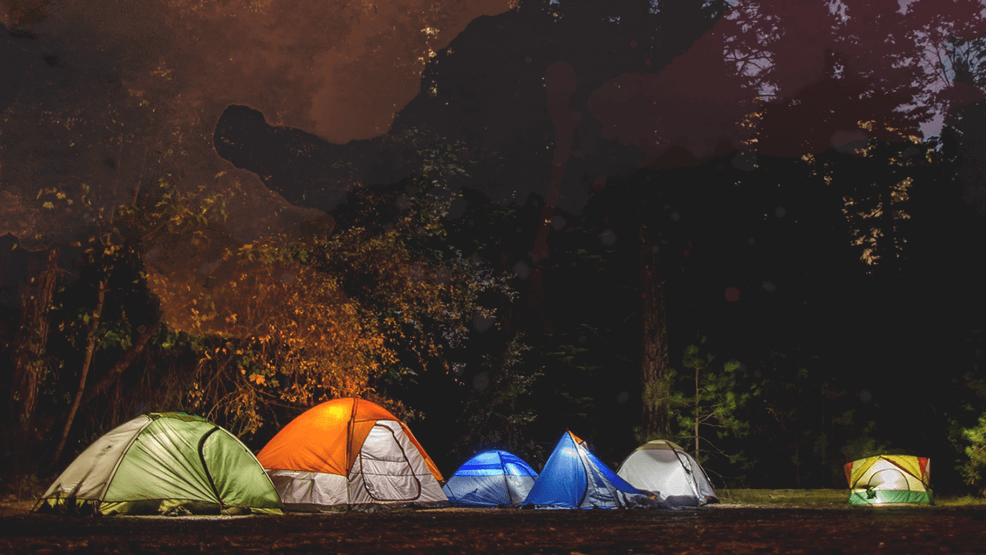 Tiendas de campaña de noche