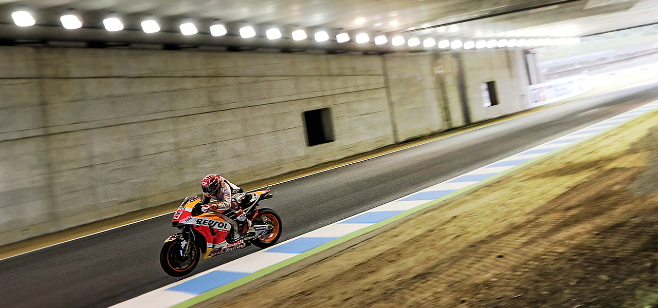 Marc Márquez montado en su RC213V rodeado de las paredes y luces del túnel situado en la pista de Motegui en Japón