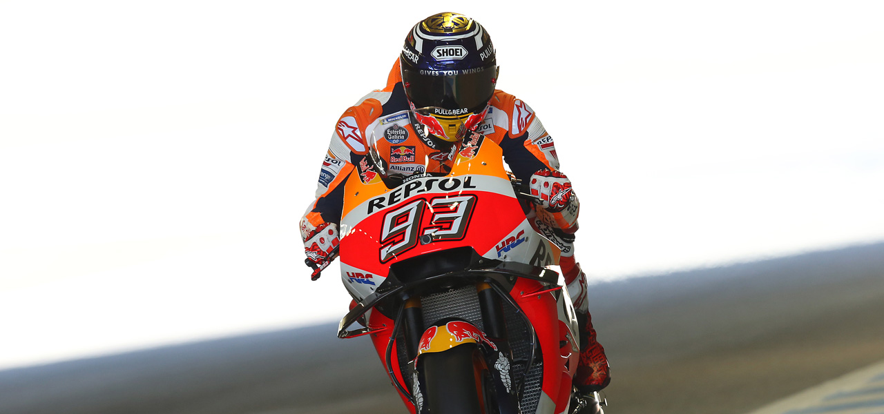 Marc Márquez con casco especial en pista