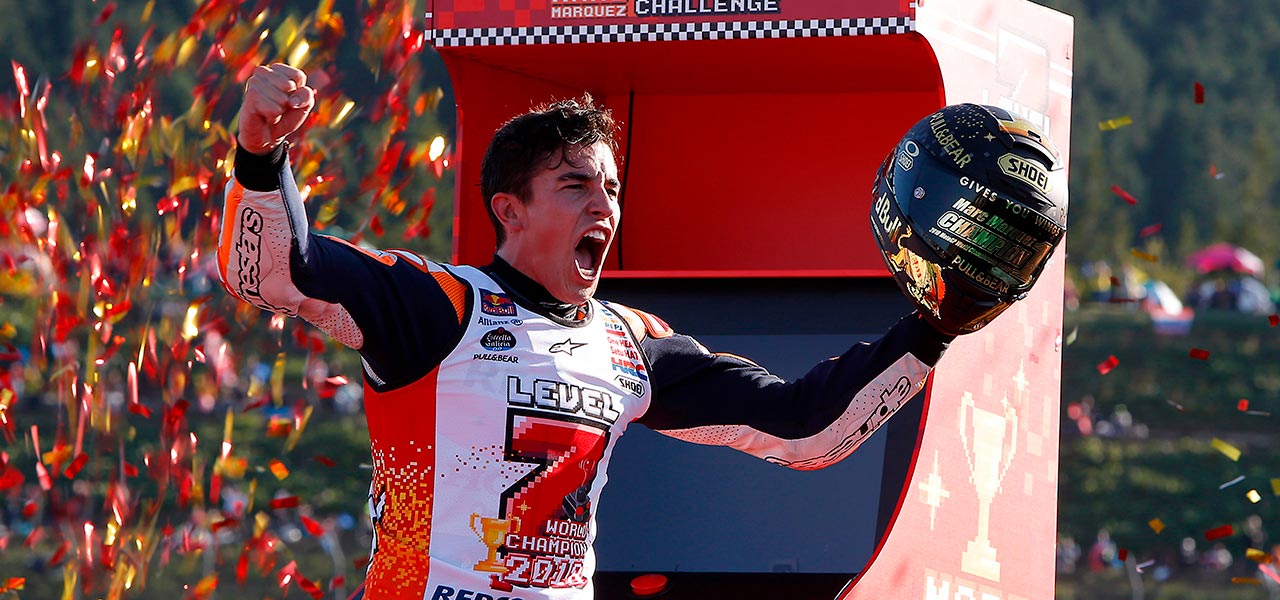 Marc Márquez celebra junto a arcade #Level7