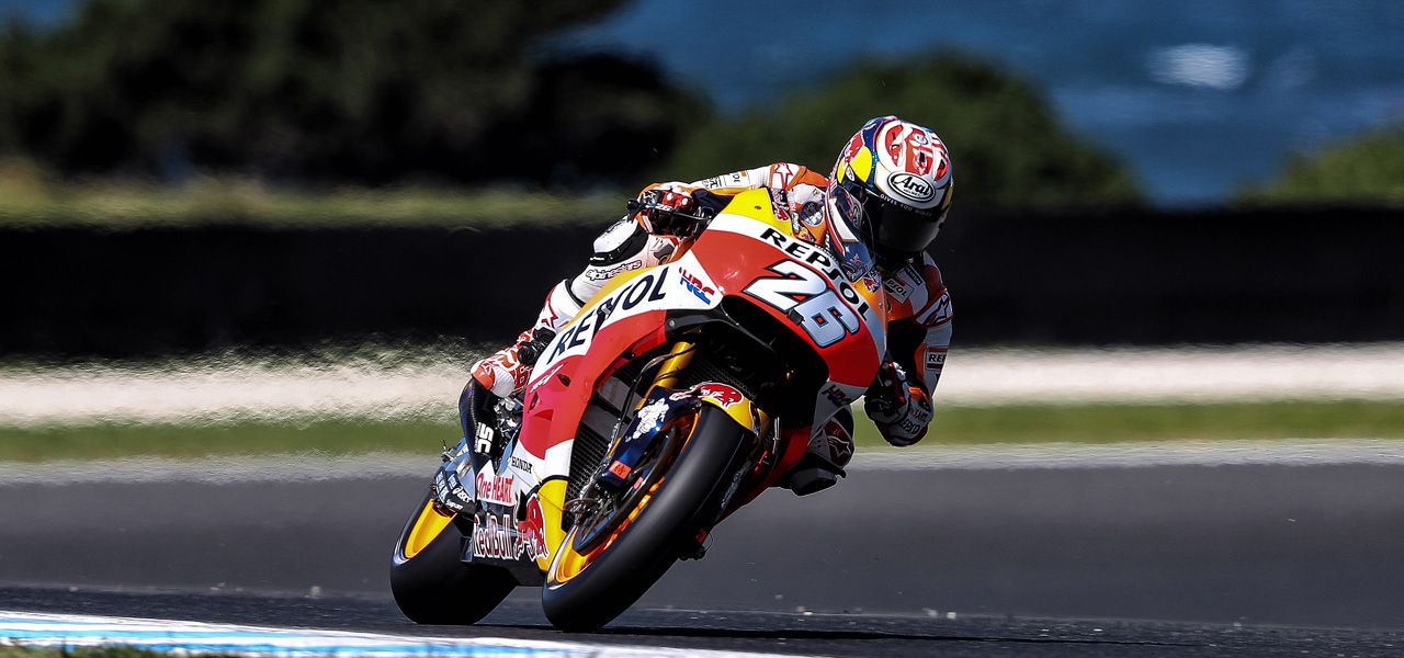 Dani Pedrosa rodando en circuito cerca del mar