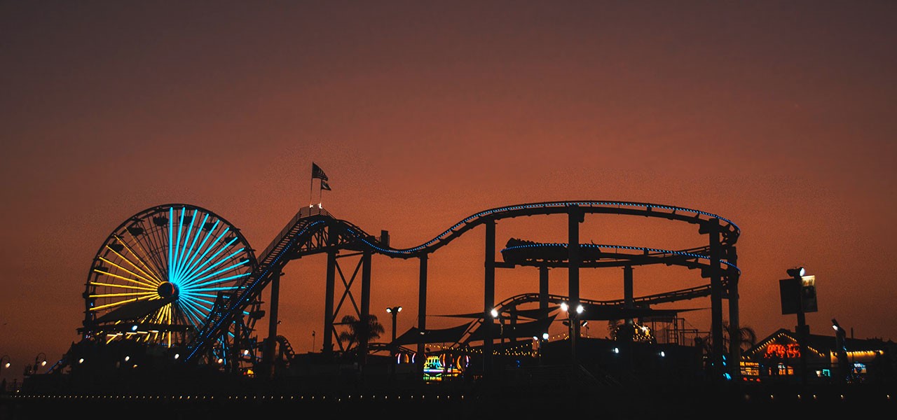 Vista panorámica de una montaña rusa con motos