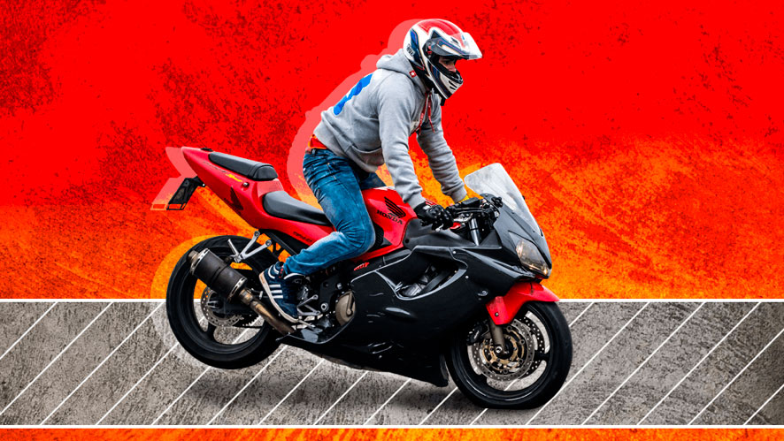 Piloto amateur haciendo un invertido sobre una HONDA CBR