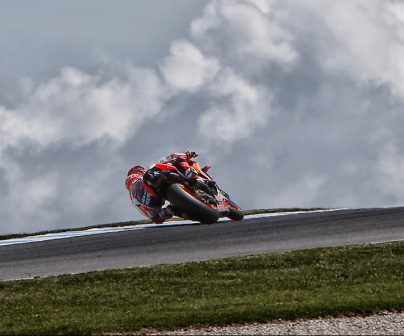 Marc Márquez rodando con una gran nbe de fondo