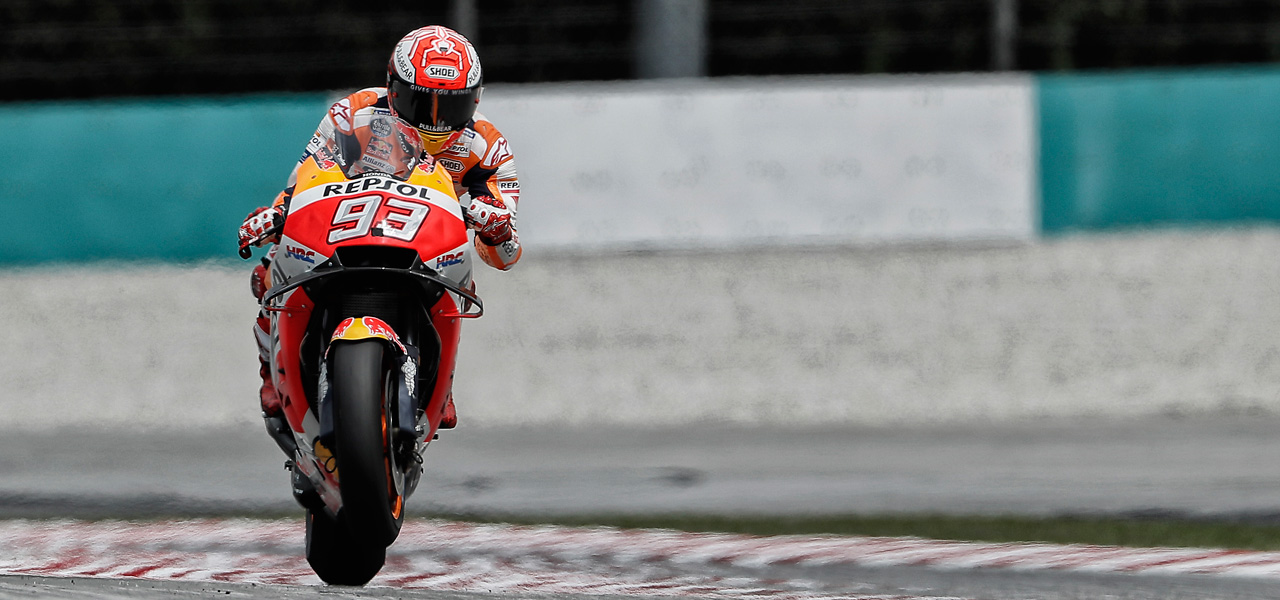 Marc Márquez levanta la rueda delantera en aceleración