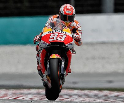 Marc Márquez levanta la rueda delantera en aceleración