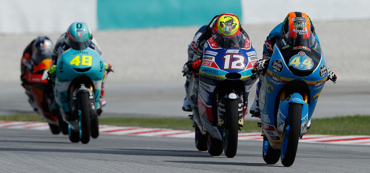 Arón Canet liderando grupo sobre Moto3