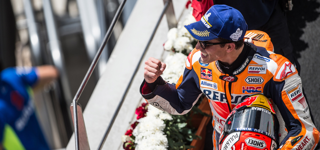 Marc Márquez celebra con el puño cerrado