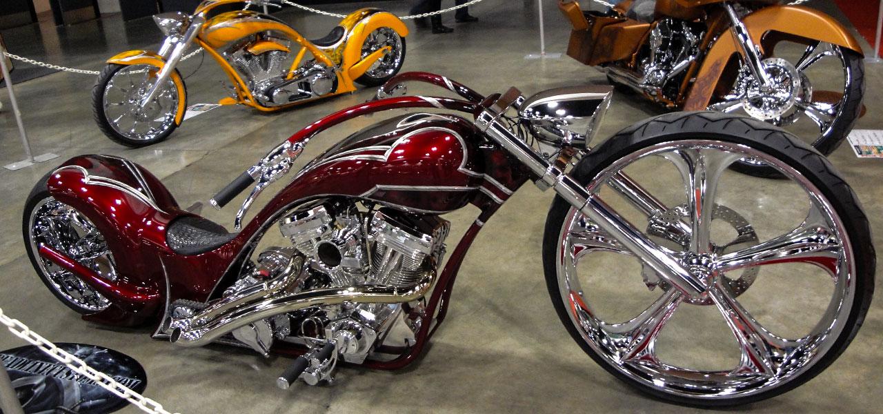 Tres motos custom aparcadas modifcadas según los baremos restomod