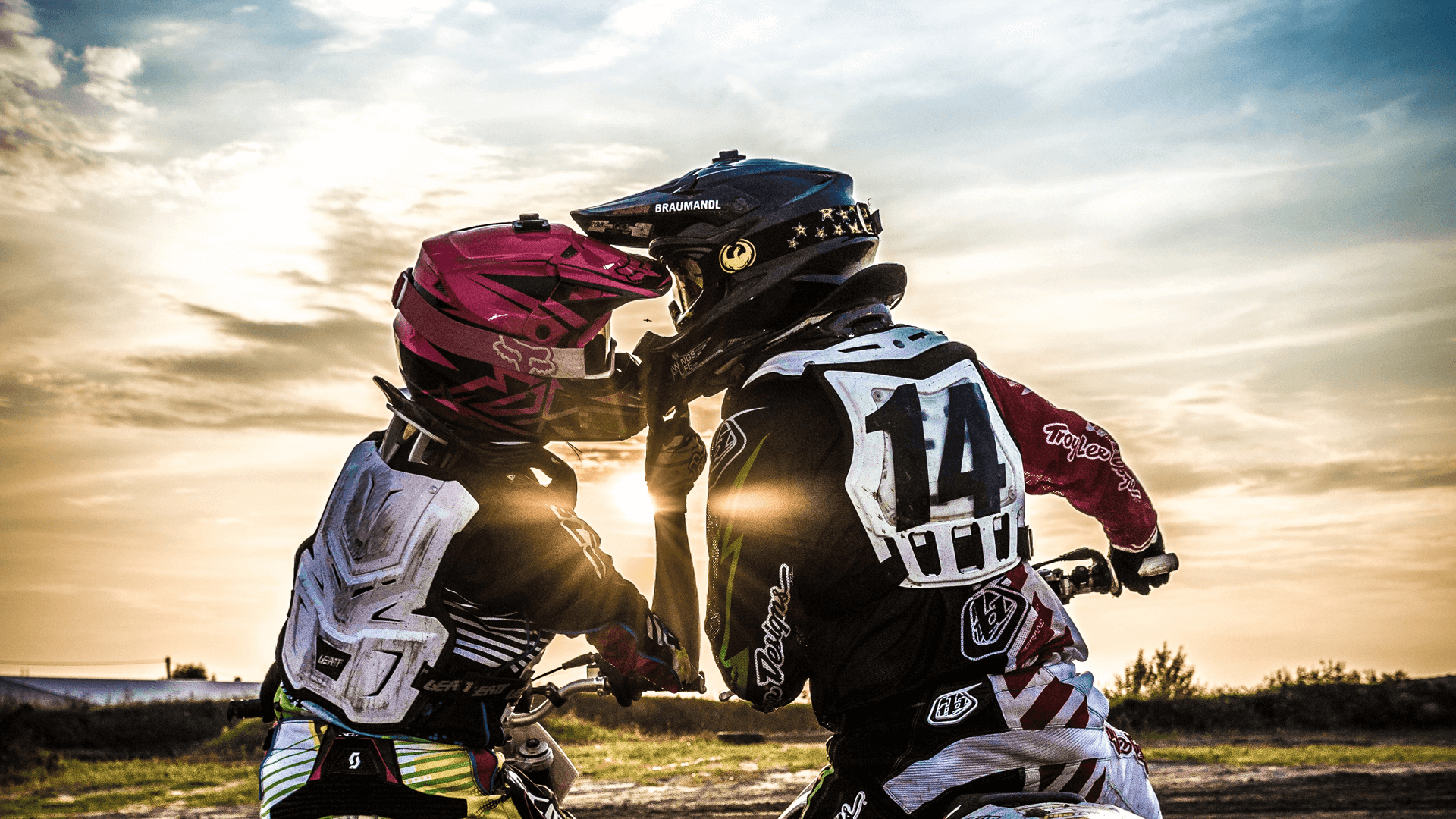 Pareja se besa montada en sus motos.