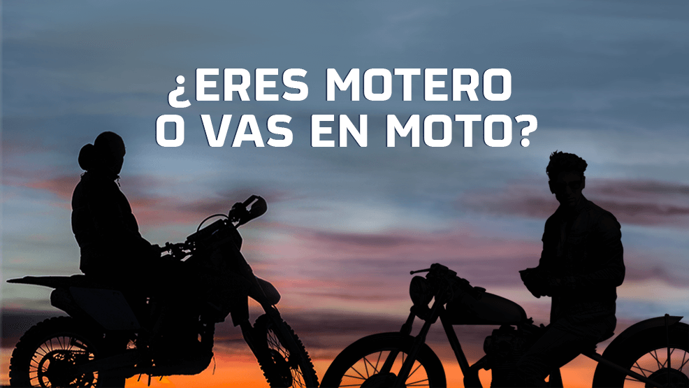 silueta de dos motoristas contra cielo de atardecer