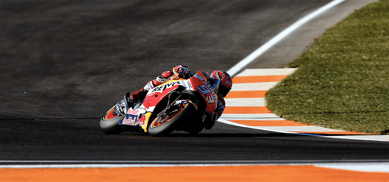 Marc Márquez gira una de las curvas del circuito Ricardo Tormo