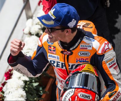 Marc Márquez celebra con el puño cerrado