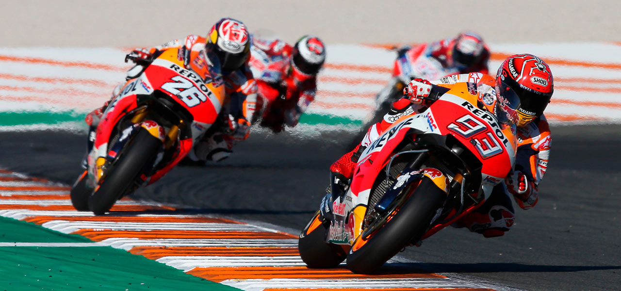Dani Pedrosa y Marc Márquez liderando grupo en carrera