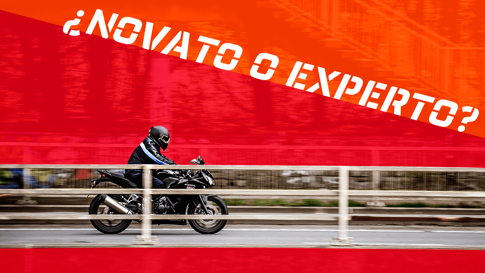 Motorista en CBR negra rodando junto a barandilla