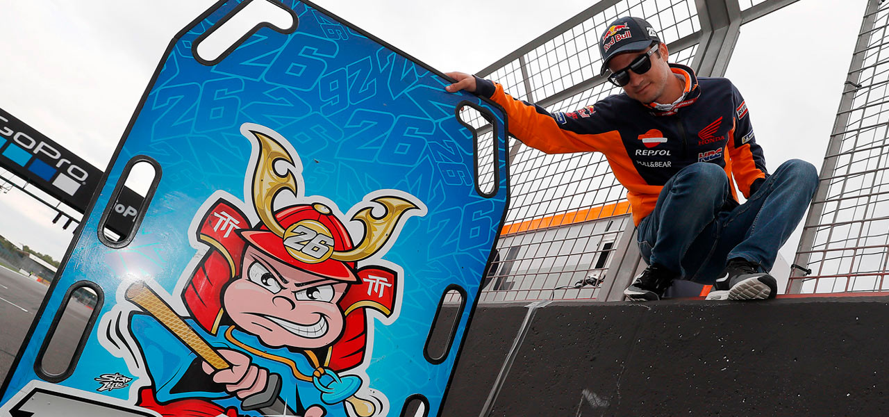 Dani Pedrosa junto a pizarra con bebé samurái