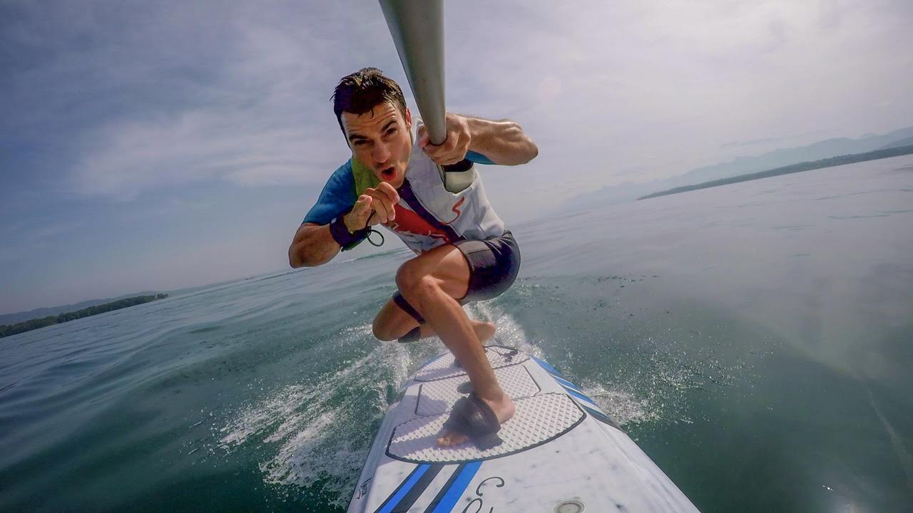 Dani Pedrosa sacandose un selfi en tabla de surf