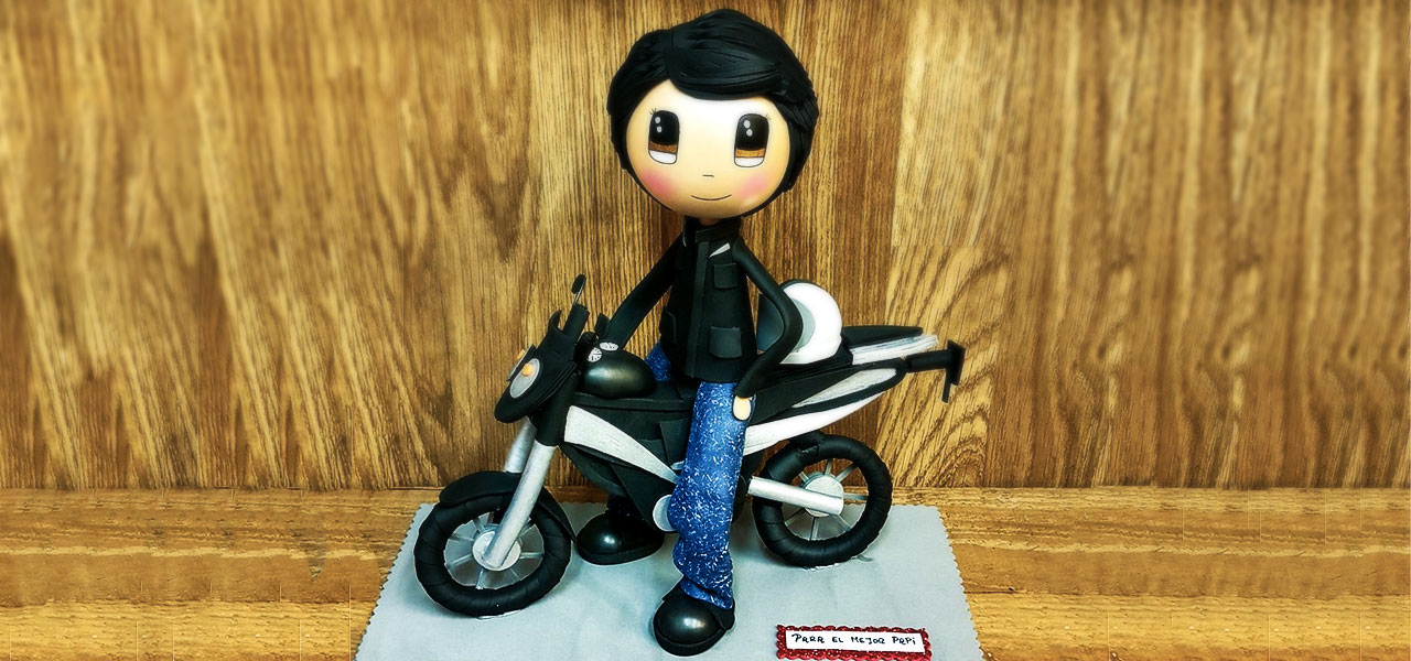 un muñeco brasileño llamado fofucha encima de una moto