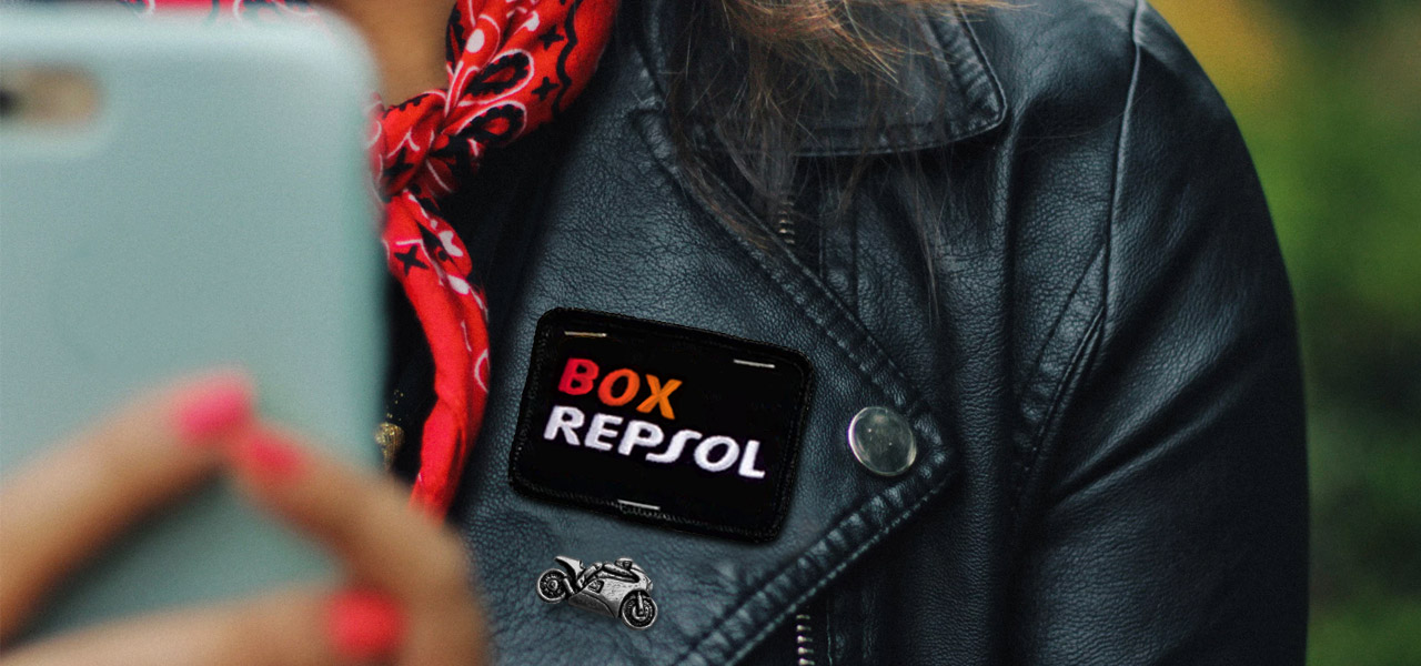 Unparche motero con el logo del Box Repsol en la solapa de una chaqueta