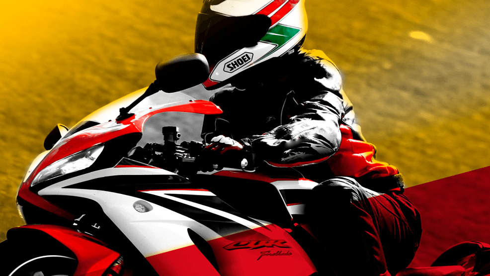 Motorista en moto Honda CBR, en una composición con mucho contraste