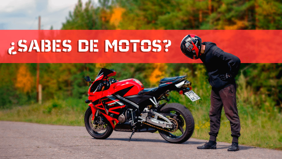 Hombre con casco mira hacia una moto roja aparcada