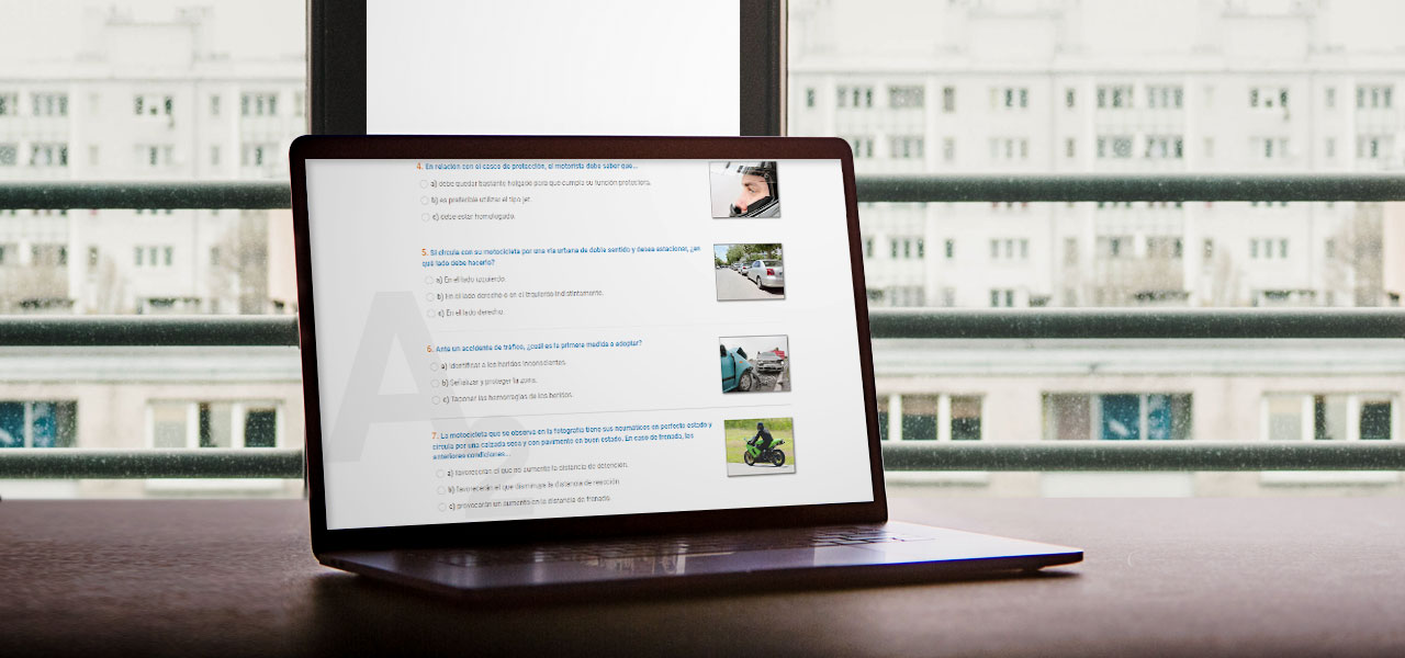 Un ordenadornos muestra un test online para el carnet de moto a2