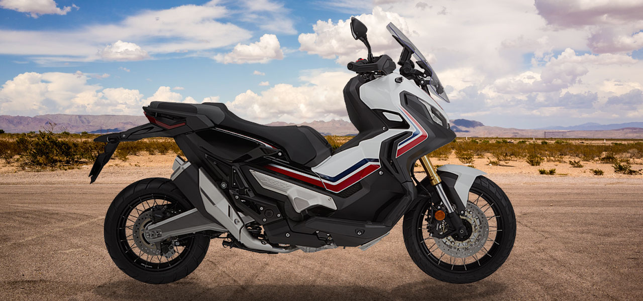 honda x adv en medio de una escena de campo