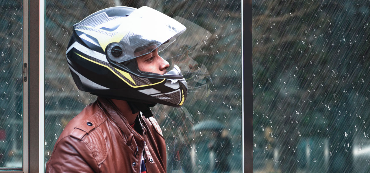 motero mira por la ventana un dia lluvioso