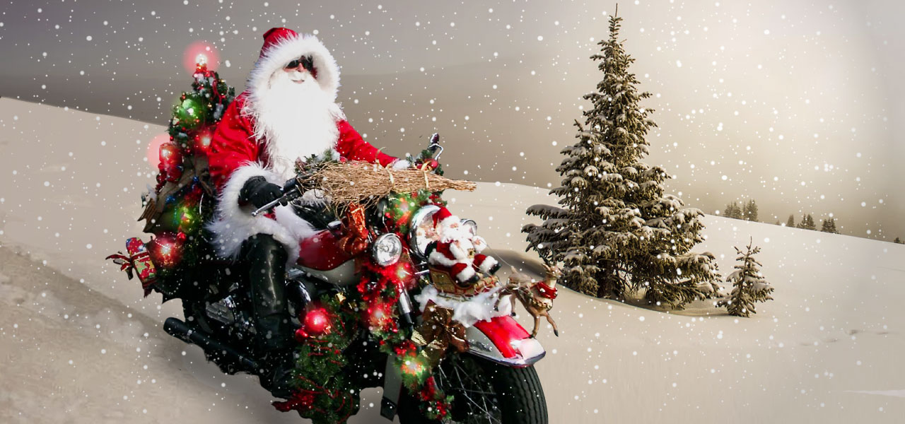 papa noel en un trineo tirado por una moto con el polo norte de fondo