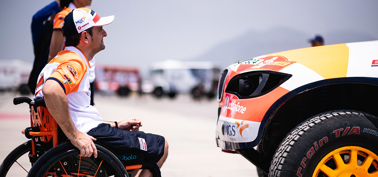 Isidre Esteve con su coche del Repsol Rally Team