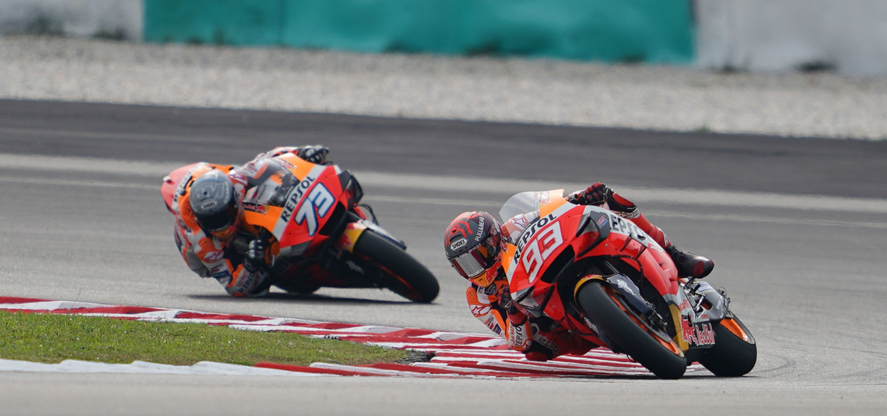 Marc Márquez y Álex Márquez en sus motos con válvulas neumáticas en MotoGP