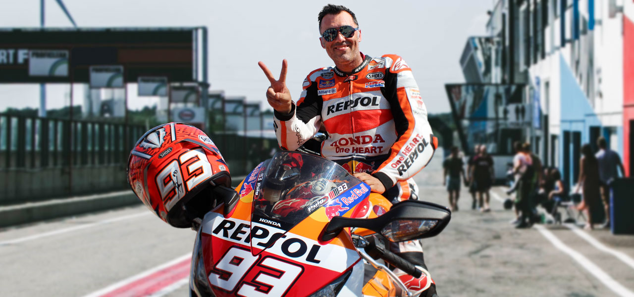 fan autentico de motogp con cbr personalizada mono y casco