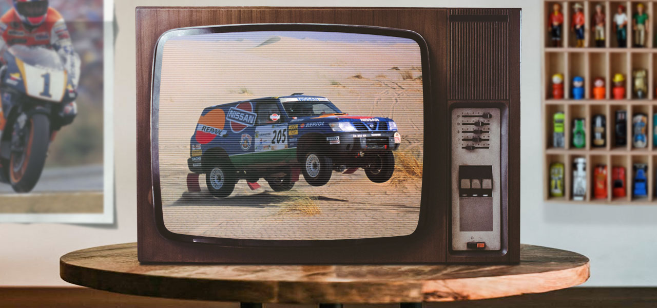 granada dakar en un televisor de los 90 con poster de doohan al fondo