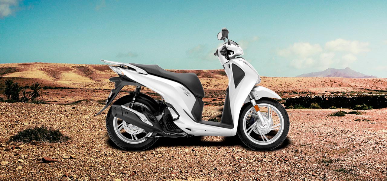 Una scooter Honda SH 125cc en medio del desierto
