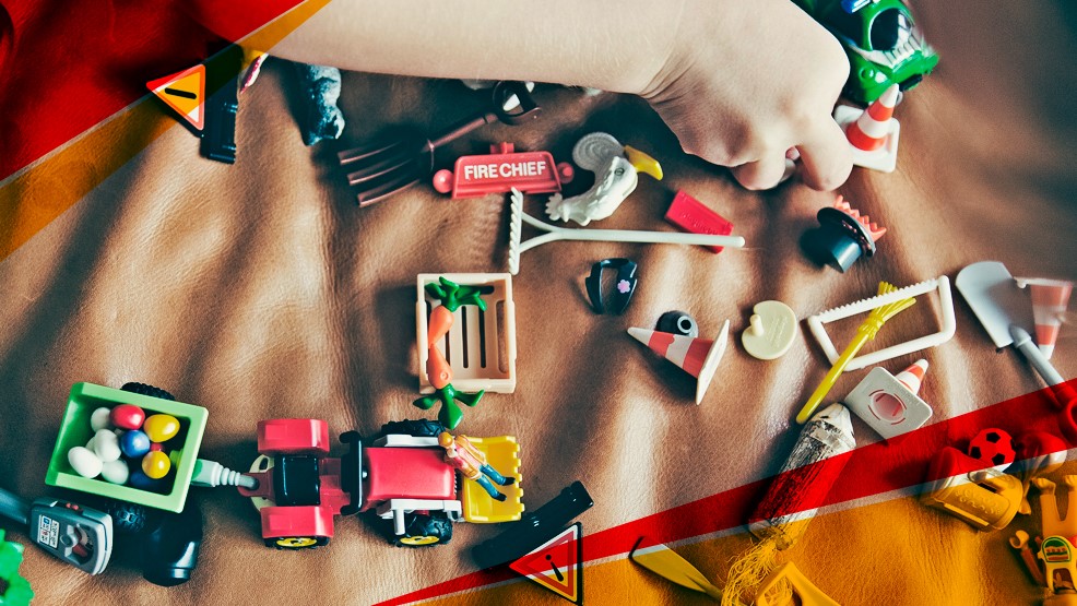 jugando con juguetes moteros