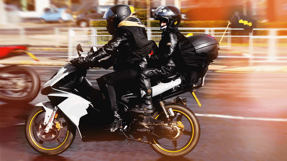 Madre e hijo en moto