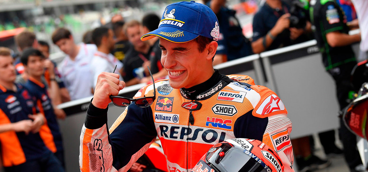 Marc Márquez puño cerrado guiñando un ojo