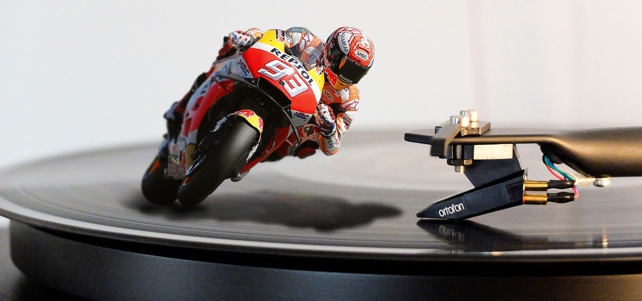 Marc Márquez en su RC213V sobre un vinilo en un tocadiscos