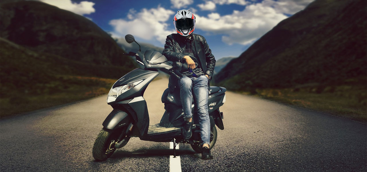 un motero posando con su nueva Honda de 125cc