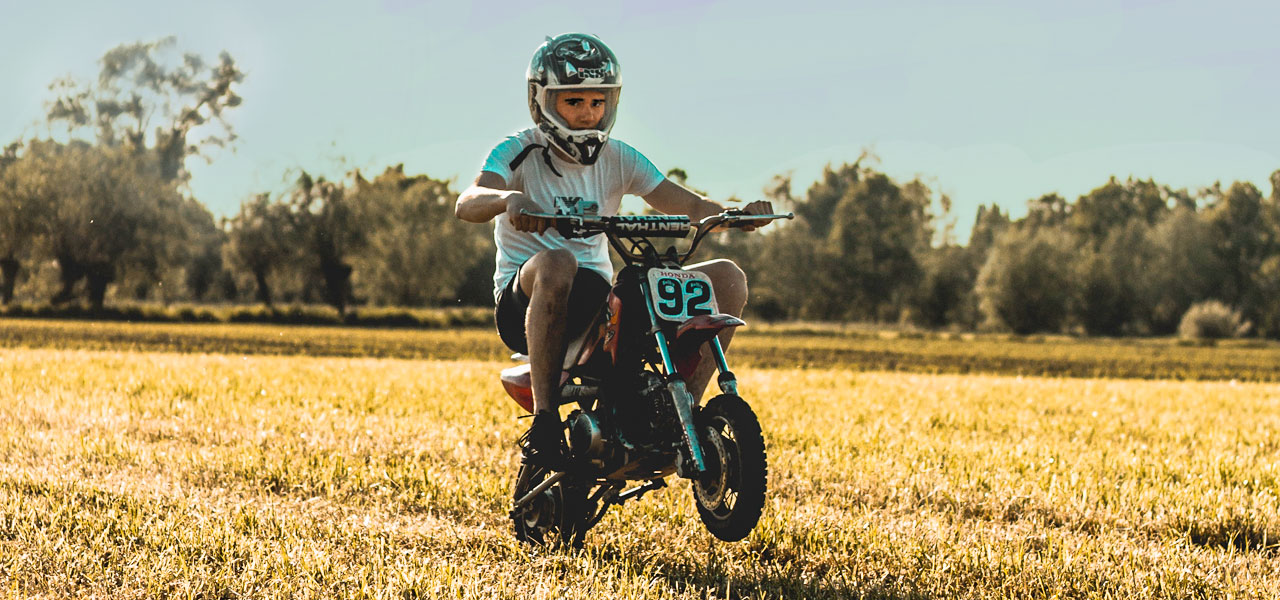motero sentado de forma correcta en su minimoto